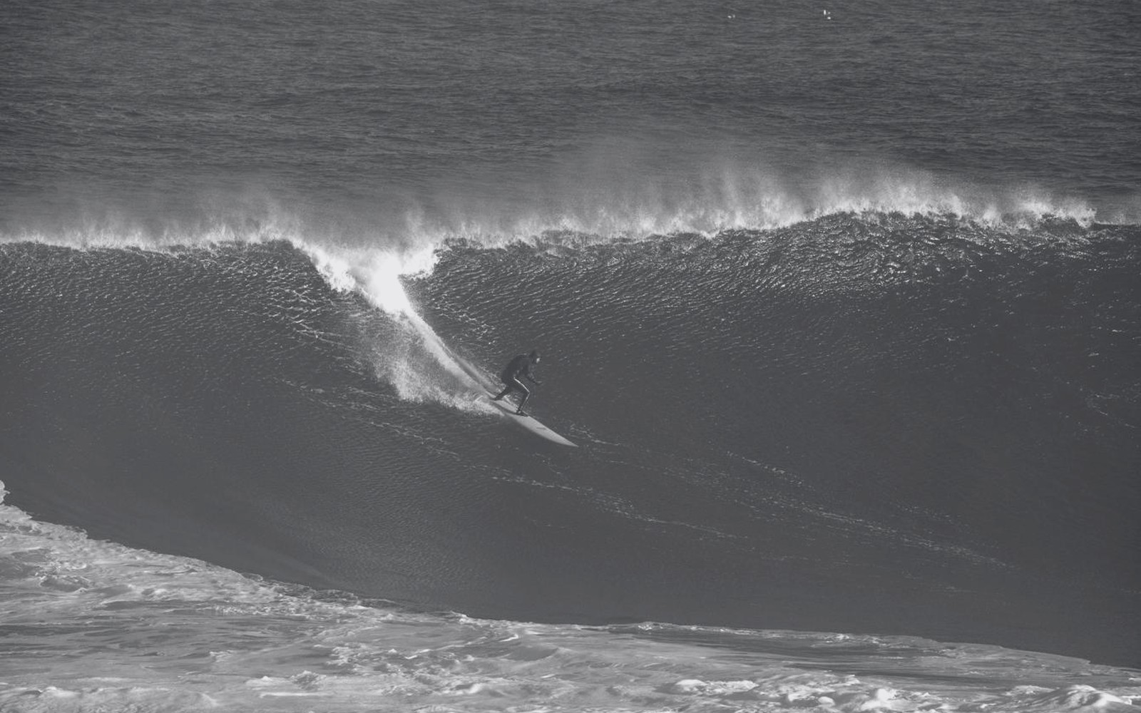 Eduardo Palma surfando em Punta de Lobos