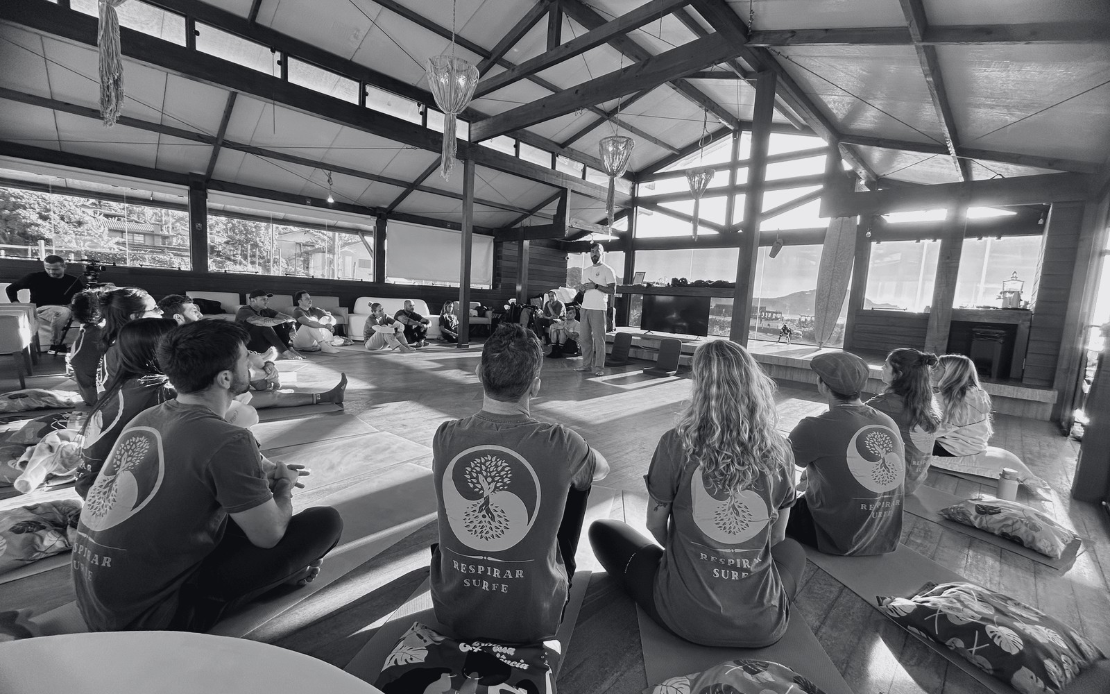 Alunos do Respirar Surfe presencial no salão da Praia do Rosa